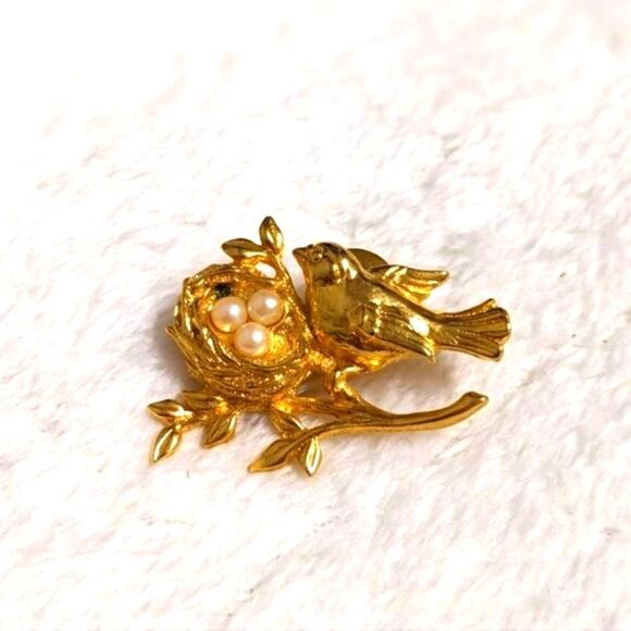 Vintage Goldtone Bird with Nest Brooche Faux Pearl Accents - Picture 1 of 8